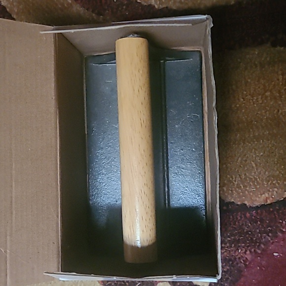 Cast Iron Pig Bacon Press With Wooden Handle - Picture 3 of 5